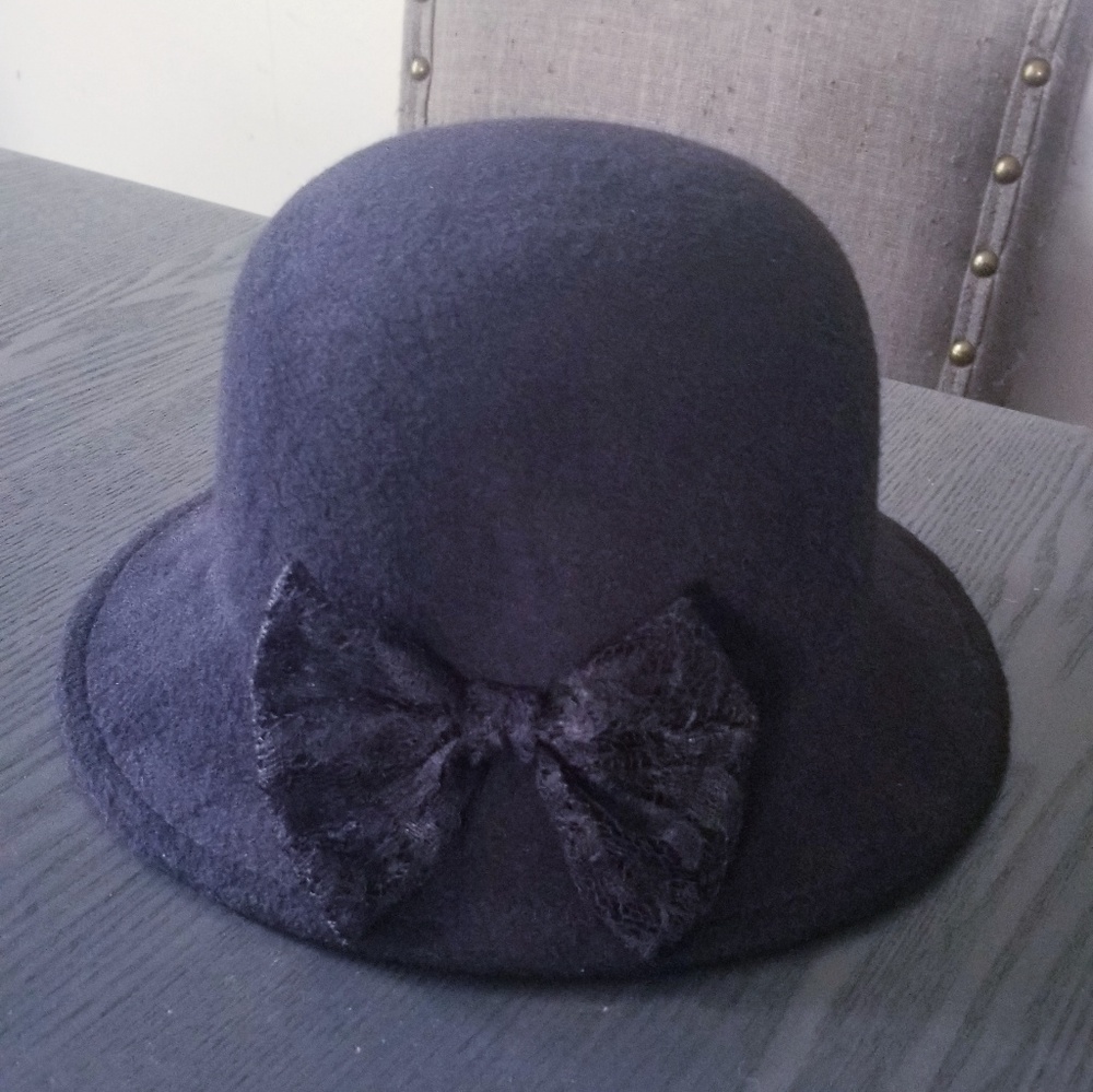 Felt hat w/bow